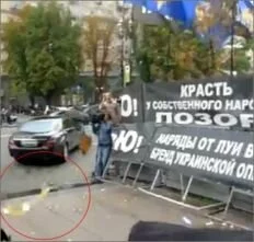 Соратники Тимошенко забросали авто В. Ющенко яйцами
