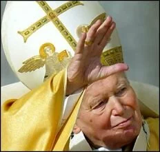 В Ватикане извлекли из склепа гроб с телом Иоанна Павла II